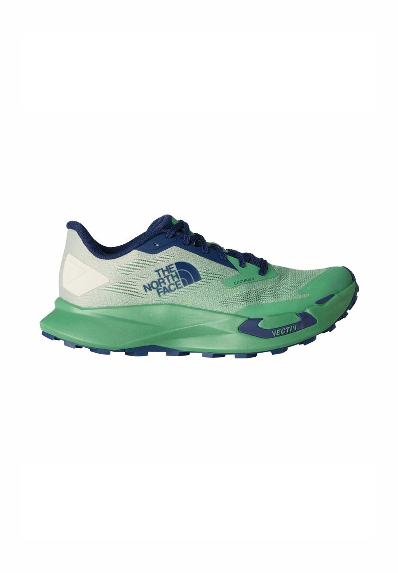 Zapatilla de trail running para hombre en verde y azul marino con el logotipo de "The North Face" y tecnología de suela VECTIV visible en el lateral.