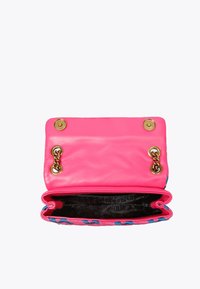Borsa in pelle fucsia con hardware dorato, dettagli in catena e interni blu a fantasia. La parte superiore aperta rivela un ampio compartimento principale.