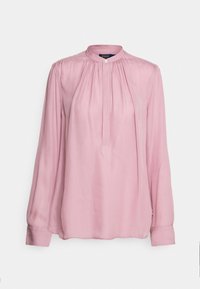 Långärmad blus i mjuk rosa tyg, med hög halsringning, plisserade detaljer och knappstängning fram. Slät textur.