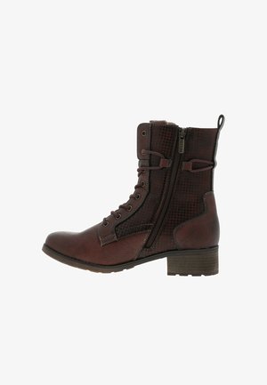 Bottines en cuir marron avec un design texturé, un laçage sur le devant, une fermeture éclair sur le côté et un petit talon carré.
