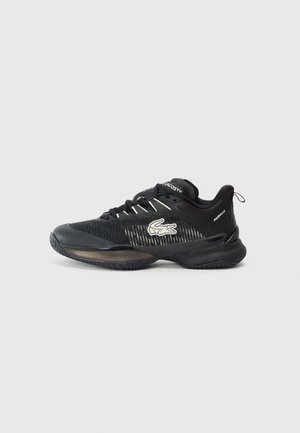 Czarne sportowe sneakersy Lacoste z siateczkową cholewką, białym logo, amortyzowaną podeszwą i sznurowanym zapięciem, prezentowane w profilu lewego boku na białym tle.