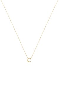 Gouden ketting met een kleine, gepolijste hanger in de vorm van de letter 'C', met een verfijnd gedraaid ontwerp en een minimalistische stijl.
