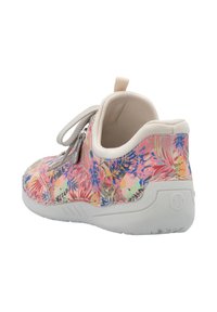 Sneaker mit Blumenmuster in Pink-, Blau- und Grüntönen. Weiße Gummisohle mit strukturierten Akzenten. Graue Schnürsenkel und Zuglasche.