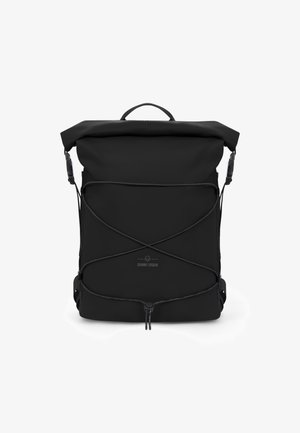 Fekete, felgörgős hátizsák vízálló anyagból. Állítható vállpántokkal, felső fogantyúval és keresztezett bungee dizájnnal rendelkezik az elején.