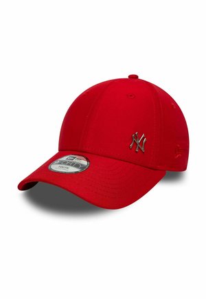 Rote Baseballkappe der New York Yankees mit gebogenem Schirm und verstellbarem Hinterkopf, mit einem metallischen NY-Logo auf der Vorderseite.