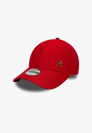 Czerwona czapka baseballowa New York Yankees z wygiętym daszkiem i regulowanym tyłem, z metalicznym logo NY na przednim panelu.