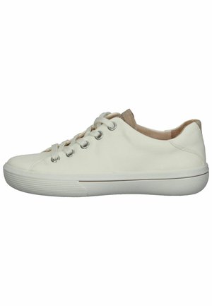 Sneaker en cuir blanc, bout rond, fermeture à lacets à six œillets, semelle en caoutchouc texturée, accents beiges sur le talon et la doublure intérieure.