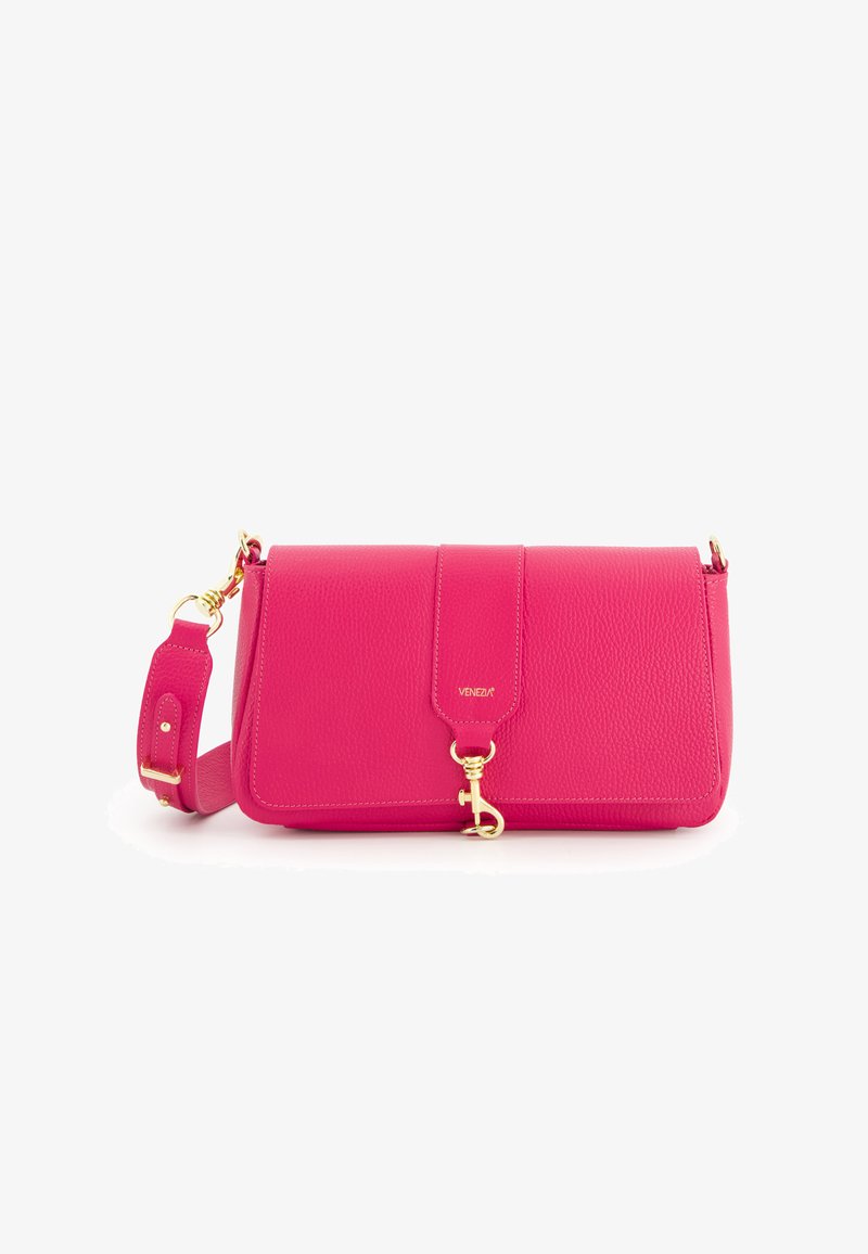 Lyserød læder crossbody taske med guldhardware, klaplukning, justerbar rem, tekstureret overflade og logodetail foran.