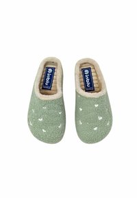 Pantofole in pile verde con fodera morbida e motivi a cuore bianchi, dotate di design slip-on e suola robusta. Etichetta del marchio visibile all'interno.