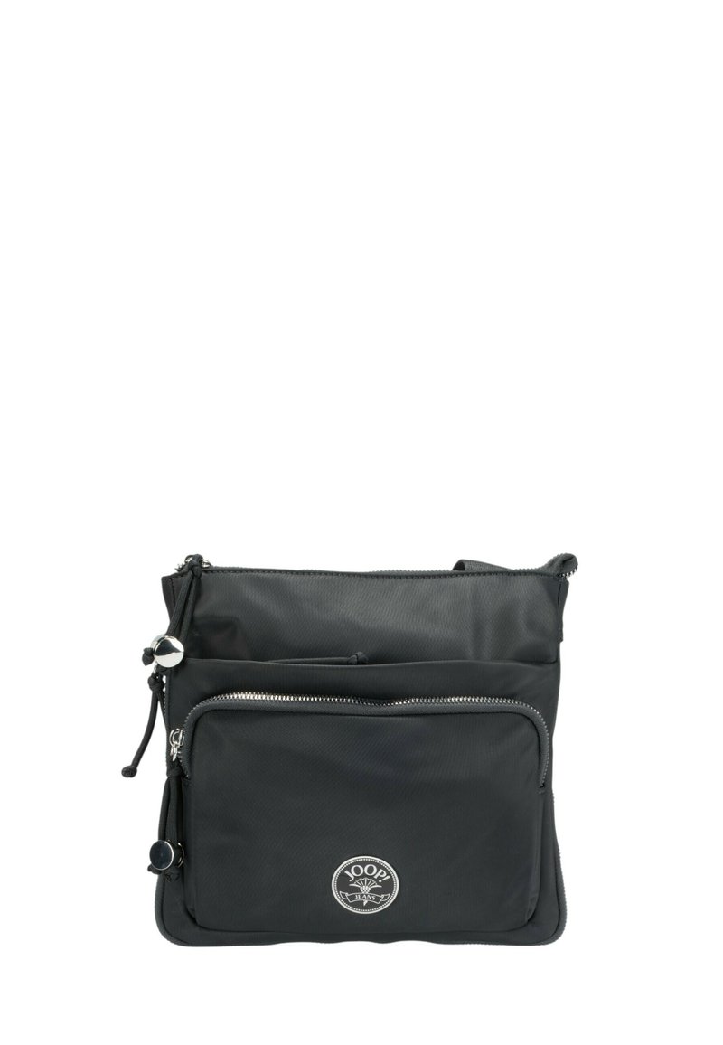 Borsa a tracolla nera in nylon con tasca frontale con zip, tracolla regolabile e distintivo rotondo. Texture liscia con una lucentezza sottile.