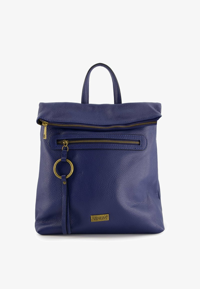 Blauwe leren tas met een omgevouwen bovenkant, goudkleurige ritsen, een buitenvak met rits en een ronde hardware-accent. Gestructureerde afwerking.