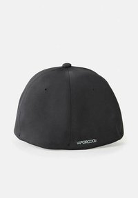 Gorra negra con textura suave, corona redonda y un pequeño logo frontal en gris claro. Incluye un botón en la parte superior y orificios de ventilación.
