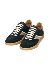 Sneakers in suede verde scuro con una striscia laterale grigia chiara, linguetta nera, lacci crema e suola in gomma marrone. Superficie liscia e testurizzata.
