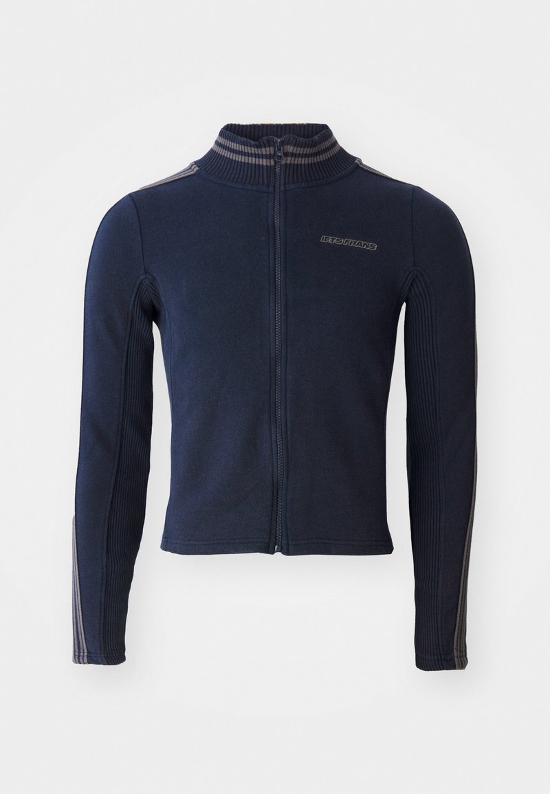 Marine blauwe zip-up jas van zacht materiaal, met een ribbelkraag en zijpanelen met gestreepte accenten langs de mouwen.