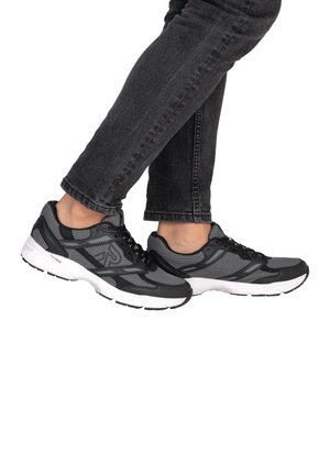 Graue Laufschuhe mit schwarzen Akzenten, Obermaterial aus Mesh, Schnürdesign, gepolsterte weiße Zwischensohle und Gummilaufsohle mit Profil.