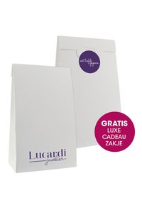 Witte gestructureerde cadeauzak met een klep sluiting, paarse ronde sticker en bedrukte tekst "Lucardi juwelier" met een vet roze label waarop staat "GRATIS LUXE CADEAU ZAKJE."