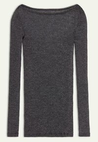 Mörkgrå ribbad stickad långärmad tröja med båturringning, uppvisad platt på en ljus bakgrund.