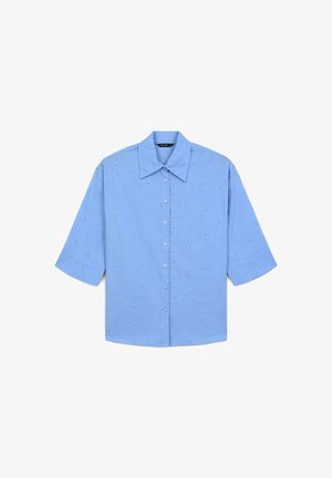 Chemise bleu clair à manches courtes avec un motif texturé floral, col pointu et boutonnage sur le devant.