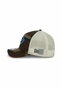 Camouflage-Cap mit strukturiertem Vorderteil, gebogenem Schirm und Netzrücken. Mit blauer Logo-Stickerei und einem schwarzen Verschlussdetail an der Seite.