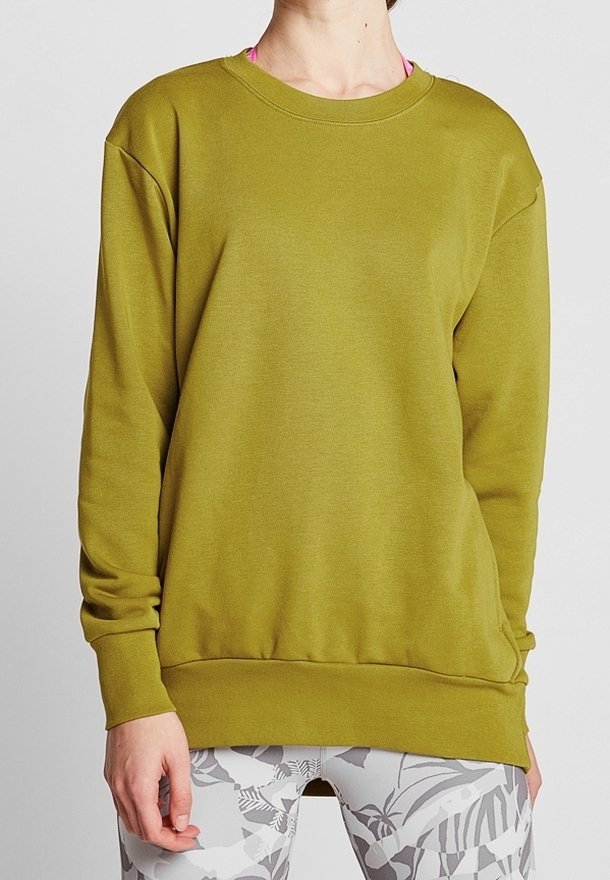 Sweat-shirt vert olive avec encolure ronde, manches longues et poignets côtelés, fabriqué en tissu doux et texturé.