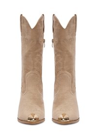 Világosbarna velúr boka csizma hegyes orral, oldalán cipzárral és lekerekített arany orrmerevítővel. Díszítő varrások vannak a felsőrészen.