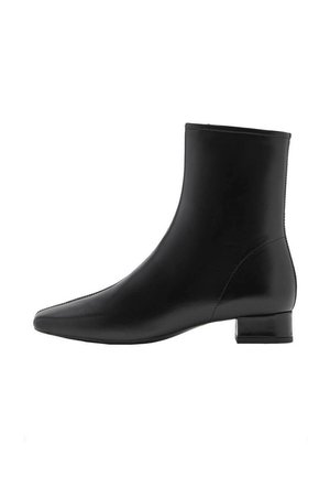 Bottine en cuir noir avec un petit talon carré et un bout pointu, présentée de profil sur un fond blanc.