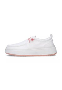 Sneakers bianchi slip-on con una tomaia in tela testurizzata, una suola intermedia bianca, dettagli rosa e una suola in gomma. Presentano un design minimal.