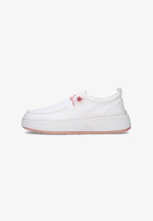 Sneakers bianchi slip-on con una tomaia in tela testurizzata, una suola intermedia bianca, dettagli rosa e una suola in gomma. Presentano un design minimal.