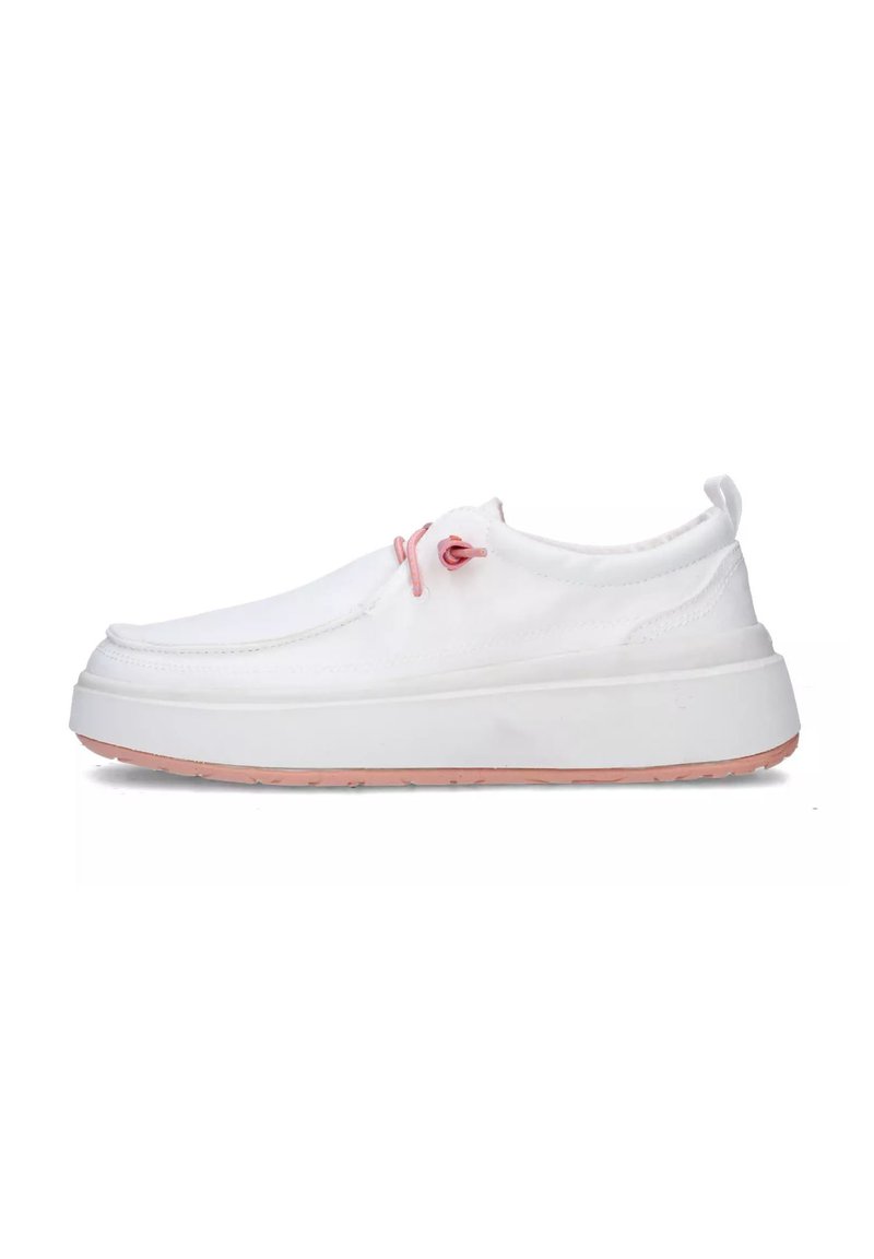 Sneakers bianchi slip-on con una tomaia in tela testurizzata, una suola intermedia bianca, dettagli rosa e una suola in gomma. Presentano un design minimal.