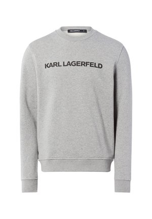Grauer Pullover aus weichem Material, mit Rundhalsausschnitt, langen Ärmeln und dem Schriftzug "KARL LAGERFELD" in fettem Schwarz auf der Vorderseite.