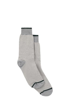 Paire de chaussettes montant gris clair avec des bordures, talons et orteils gris foncé, posées à plat et légèrement superposées sur un fond blanc.