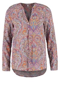 Dlouhá rukávová halenka s živým paisley vzorem v odstínech červené, modré a žluté, s výstřihem ve tvaru V a knoflíkovými detaily na přední straně.
