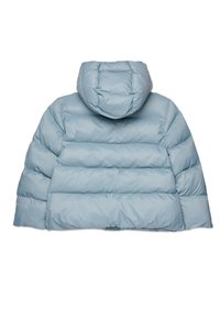 Doudoune bleu clair avec capuche, présentant un design matelassé, une coupe droite et des panneaux verticaux. Texture douce et lisse avec une coupe décontractée.