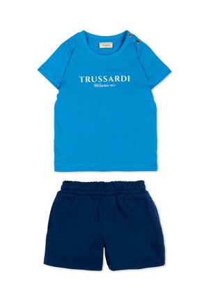 Maglietta blu a maniche corte per bambino con la scritta "Trussardi Milano 1911" e pantaloncini a vita elastica blu scuro, completo per uso casual.