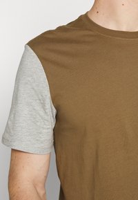Only & Sons ONSORIK LIFE TEE - T-shirt estampada - kangaroo