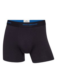 Sorte bomulds boxer shorts med en blå linning, der har "MADS NØRGAARD" logo, en glat tekstur og et tætsiddende design med en formet porsch.
