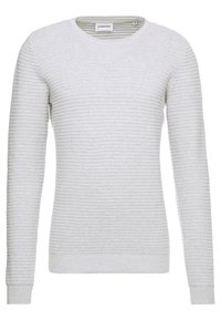 Hellgrauer Pullover mit gerippter Textur, rundem Halsausschnitt und langen Ärmeln, mit horizontalen Streifen über den Stoff.