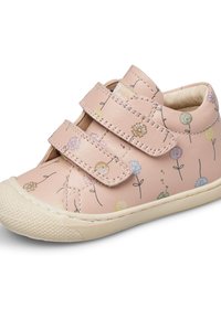 Rosa Kleinkinderschuhe mit zwei Klettverschlüssen, verziert mit kleinen bunten Blumenmustern und einer flexiblen, cremefarbenen Gummisohle.