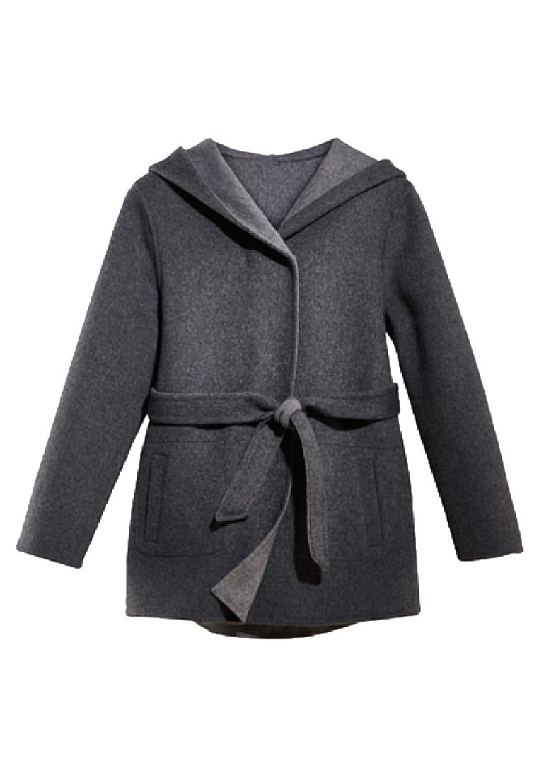 Grå frakke i uldblanding med hætte, bindebånd i taljen og to forlommer. Blød tekstur og løs pasform med klassisk sjalskrave.