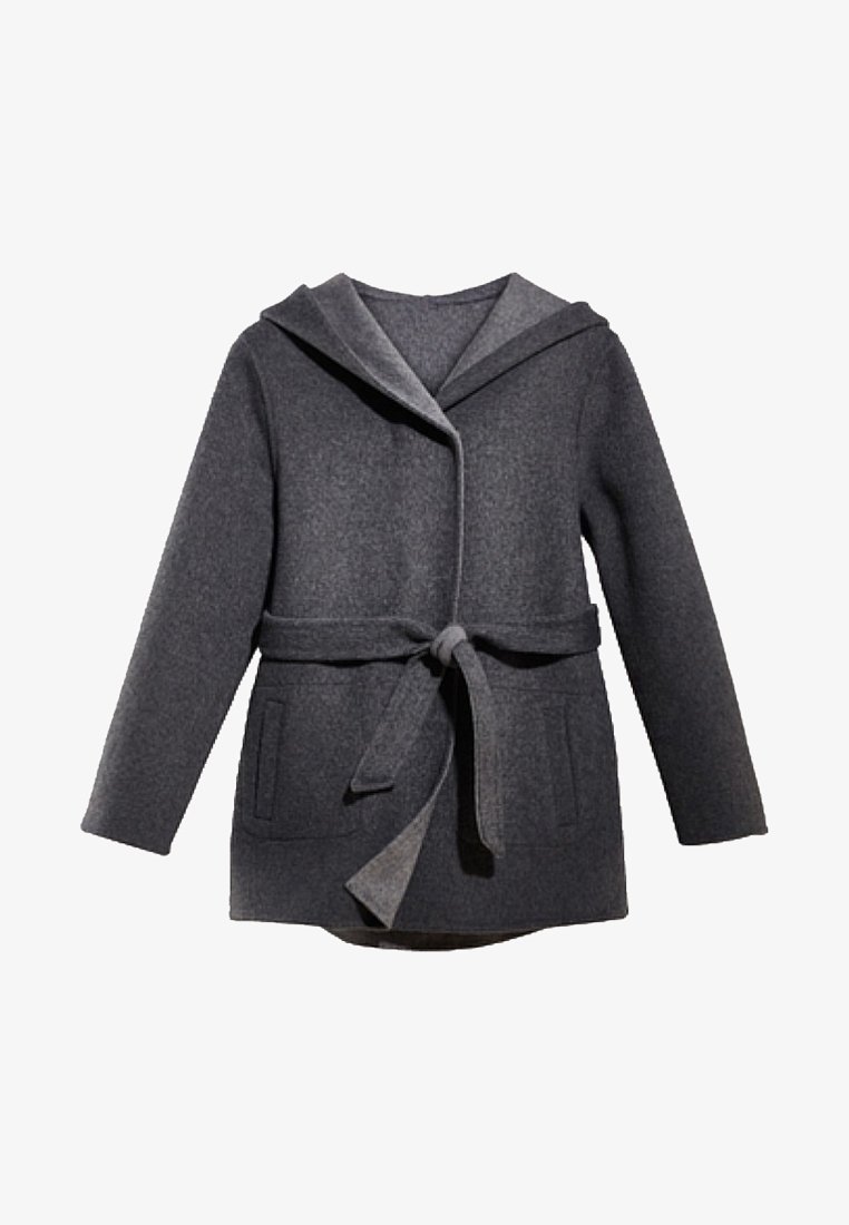 Cappotto grigio in misto lana con cappuccio, cintura da annodare in vita e due tasche frontali. Tessuto morbido e vestibilità ampia, con design a collo a scialle classico.