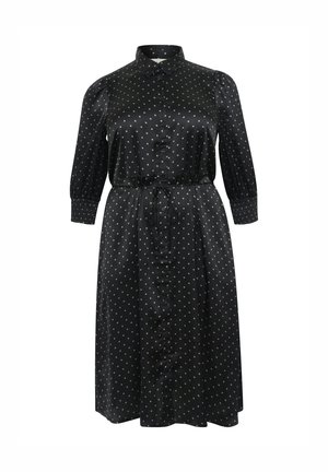 Robe en satin noir avec des manches trois-quarts, boutonnière sur le devant, col, taille ceinturée et motif à pois crème. Texture lisse.