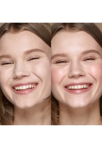 Nærbilde av et smilende ansikt delt i to; venstre side har et naturlig utseende; høyre side viser forbedrede trekk med subtil sminke og glansfulle lepper.