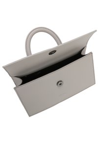 Bolso de mano de cuero gris claro con asas redondeadas, cierre magnético y textura suave. El interior presenta un forro oscuro.