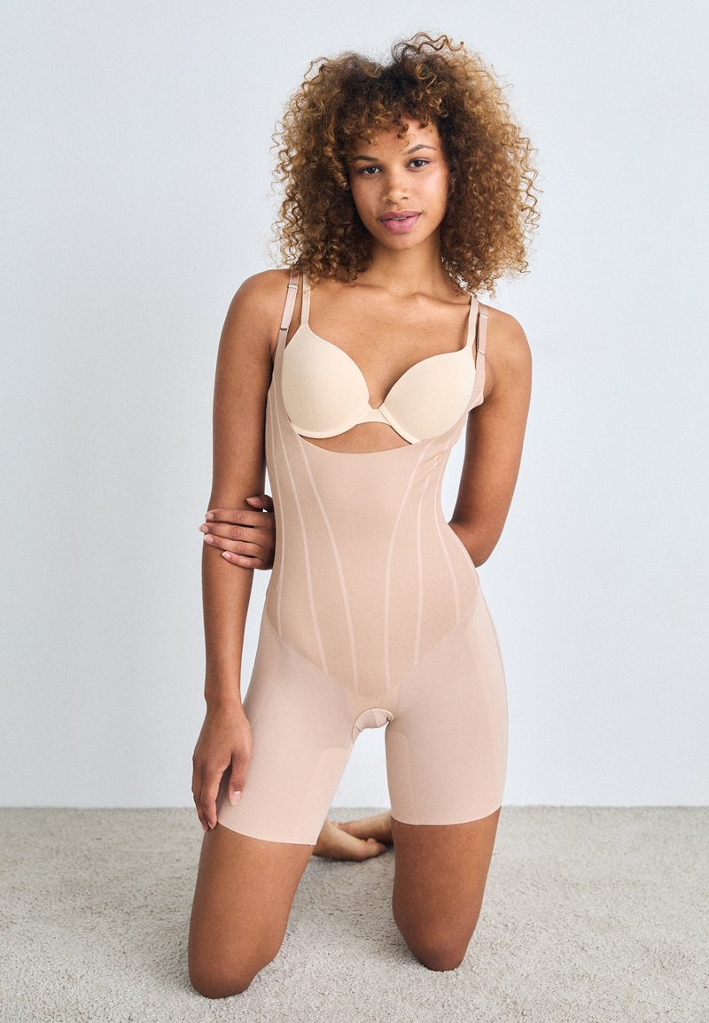 Spanx Power Open-Bust Mid-Thigh Bodysuit Shapewear Femme Spanx Power Open-Bust Mid-Thigh Bodysuit Shapewear Femme
