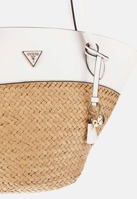 Borsa tote in paglia intrecciata con parte superiore in finta pelle bianca, caratterizzata da un logo triangolare, accessori in oro e decorazioni a chiave.