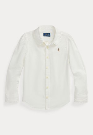 Camicia bianca a maniche lunghe con colletto arricciato, caratterizzata da un piccolo logo ricamato sul lato sinistro del petto e bottoni gialli sulla parte anteriore.