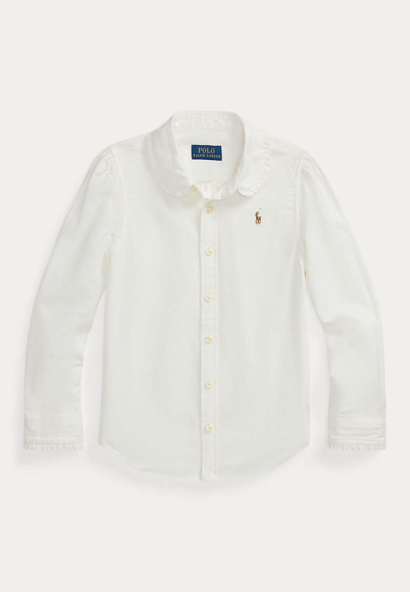 Balta ilgomis rankovėmis marškiniai su raukšlėtu apykakliu, turintys mažą išsiuvinėtą logotipą kairėje krūtinės pusėje ir geltonus mygtukus priekyje.