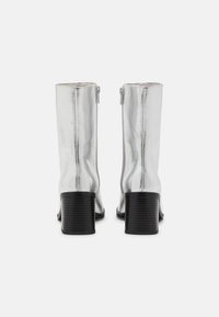 Monki Botas clássicas de cano curto - silver metallic