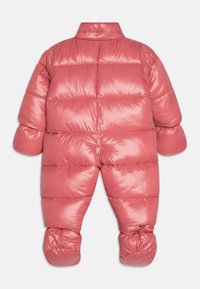 Rosa, dicke Schneejacke mit glänzender Oberfläche, langen Ärmeln, elastischen Bündchen und integrierten Fäustlingen. Besitzt horizontale, steppnahtartige Abschnitte für Isolierung.