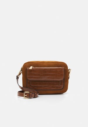Bruine suède crossbodytas met een voorvak met krokodillenprint, een gouden ritssluiting en een verstelbare band met een gouden gesp.